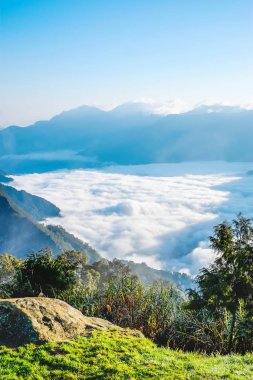 Çok güzel bir sabah gündoğumu, dramatik bulut Denizi, dev kayalar ve Yushan mounatin Alishan(Ali mountain) Milli Parkı, Tayvan parlak mavi gökyüzü altında