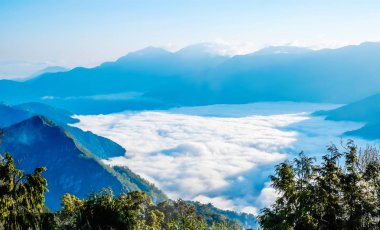 Çok güzel bir sabah gündoğumu, dramatik bulut Denizi, dev kayalar ve Yushan mounatin Alishan(Ali mountain) Milli Parkı, Tayvan parlak mavi gökyüzü altında