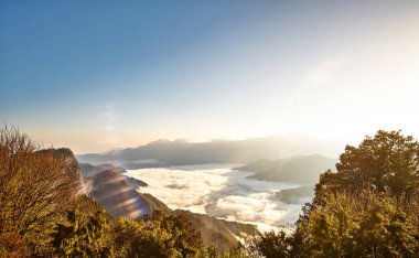 Çok güzel bir sabah gündoğumu, dramatik bulut Denizi, dev kayalar ve Yushan mounatin Alishan(Ali mountain) Milli Parkı, Tayvan parlak mavi gökyüzü altında