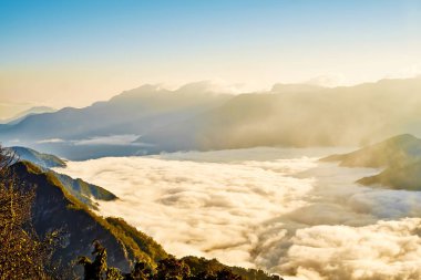 Çok güzel bir sabah gündoğumu, dramatik bulut Denizi, dev kayalar ve Yushan mounatin Alishan(Ali mountain) Milli Parkı, Tayvan parlak mavi gökyüzü altında