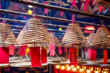 Dairesel incenses, insanlar için geleneksel eski oryantal Çince tapınakta Hong Kong(Hk) bir lütuf Tanrı'ya dua (kağıt üzerinde Çince Çeviri: dileriz en iyi yaşam için)