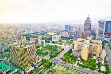 Emlak ve kurumsal inşaat iş kavramı: panoramik modern şehri kuş bakışı dramatik gündoğumu ve Taipei, Tayvan bina 101 sabah Mavi gökyüzünden