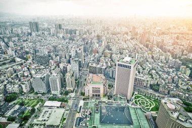 Emlak ve kurumsal inşaat iş kavramı: panoramik modern şehri kuş bakışı dramatik gündoğumu ve Taipei, Tayvan bina 101 sabah Mavi gökyüzünden