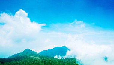 Güzel sabah, dramatik bulut deniz, otlak parlak mavi gökyüzü Yangmingshan(Yang ming Mountain) Milli Parkı'nda Tayvan altında panoramik kuş gözü havadan görünümü