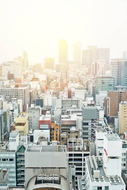 İş kavramı - sarmal kule ve dramatik gündoğumu ve Nagoya Tv Kulesi Nagoya, Japonya üzerinde sabah mavi gökyüzü altında midland Meydanı panoramik modern şehir manzarası kuş gözü havadan görünümü