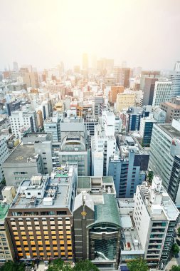 İş kavramı - sarmal kule ve dramatik gündoğumu ve Nagoya Tv Kulesi Nagoya, Japonya üzerinde sabah mavi gökyüzü altında midland Meydanı panoramik modern şehir manzarası kuş gözü havadan görünümü