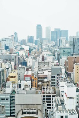 İş kavramı - sarmal kule ve dramatik bulut ve sabah parlak mavi gökyüzü altında Nagoya Tv Kulesi Nagoya, Japonya üzerinde midland Meydanı panoramik modern şehir manzarası kuş göz havadan görünümü
