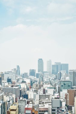 İş kavramı - sarmal kule ve dramatik bulut ve sabah parlak mavi gökyüzü altında Nagoya Tv Kulesi Nagoya, Japonya üzerinde midland Meydanı panoramik modern şehir manzarası kuş göz havadan görünümü