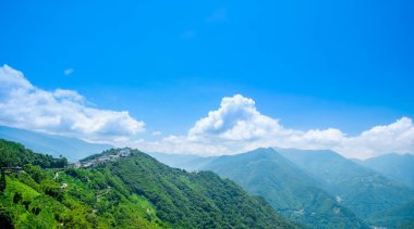 Panoramik kuş hava bakışı çok güzel bir sabah Sunrise, dramatik bulut deniz Tayvan parlak mavi gökyüzü altında