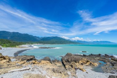 Panoramik manzaralı güzel deniz seviyesi ile resif kayaları Sansiantai Taitung, Tayvan fantezi mavi bulutlu ve güneşli gökyüzü altında