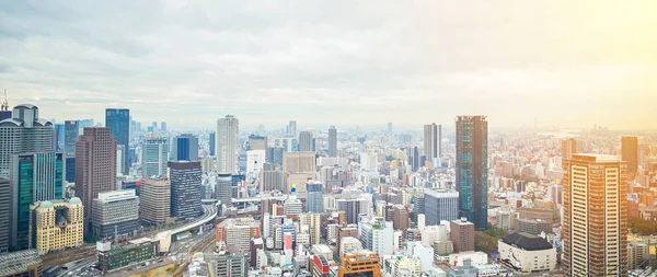 İş kavramı Emlak ve kurumsal inşaat - Japonya'nın Osaka dramatik gündoğumu ve sabah gökyüzü ile panoramik modern şehir manzarası kuş gözü havadan görünümü — Stok fotoğraf