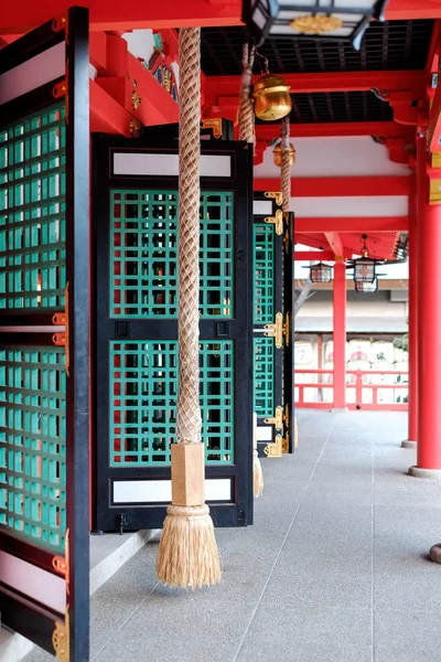 Corda, porta, janela, telhado vermelho e sinos no templo tradicional japonês, Kyoto, Japão — Fotografia de Stock