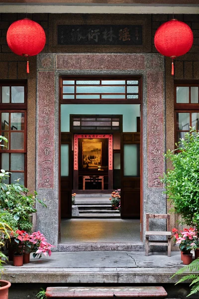 Puerta tradicional oriental del edificio del patrimonio chino con pareados de primavera y linterna roja en Taiwán (Traducción al chino a bordo: clan de yao ) —  Fotos de Stock