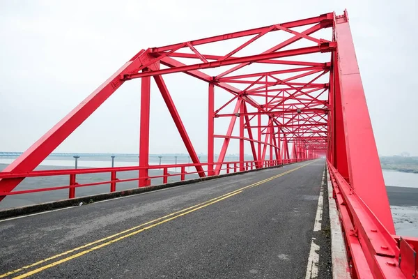 Construção de estrutura de aço vermelho simétrico de ponte e estrada em Xiluo, Taiwan — Fotografia de Stock