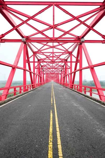 对称的红色钢结构施工的桥和公路西洛，台湾 — 图库照片