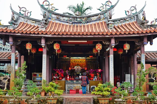 Az emberek imádkozzanak a tajvani hagyományos keleti örökség templom Isten (kínai fordítás a lámpa: Jen-wen Akadémia, a fedélzeten: javítani a társadalom, oktatás — Stock Fotó
