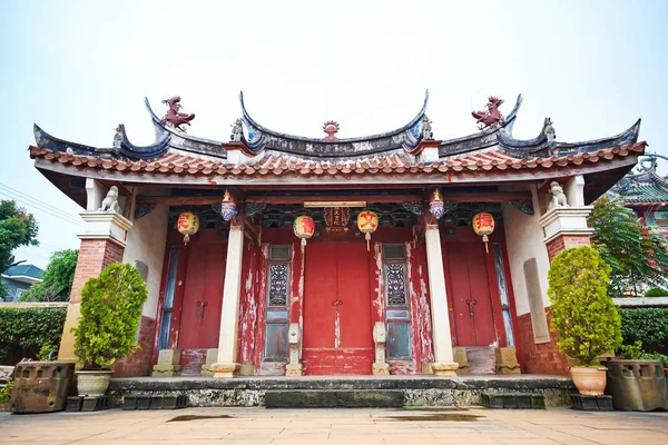 Szép dekoráció a tajvani hagyományos keleti templom (kínai fordítás a lámpa: Jen-wen Akadémia, a fedélzeten: javítani a társadalom, oktatás) — Stock Fotó