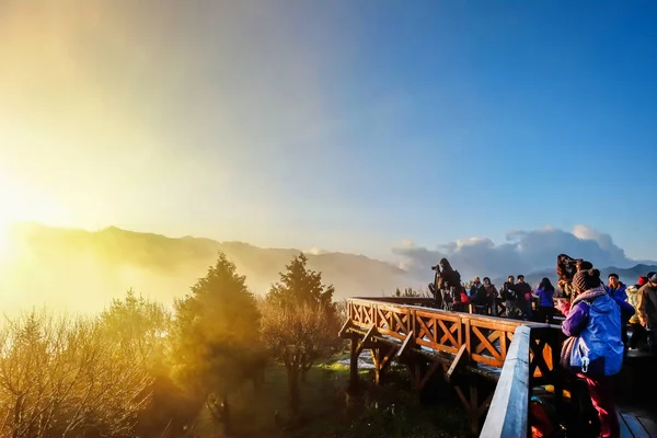 Hermosa salida del sol por la mañana, dramática nube de mar y Yushan mounatin bajo el cielo azul brillante en el Parque Nacional Alishan (montaña Ali), Taiwán — Foto de Stock