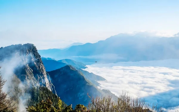 Hermosa salida del sol por la mañana, dramática nube de mar, rocas gigantes y Yushan mounatin bajo el cielo azul brillante en el Parque Nacional Alishan (montaña Ali), Taiwán — Foto de Stock