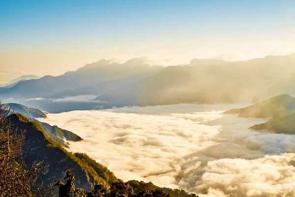 Hermosa salida del sol por la mañana, dramática nube de mar, rocas gigantes y Yushan mounatin bajo el cielo azul brillante en el Parque Nacional Alishan (montaña Ali), Taiwán — Foto de Stock