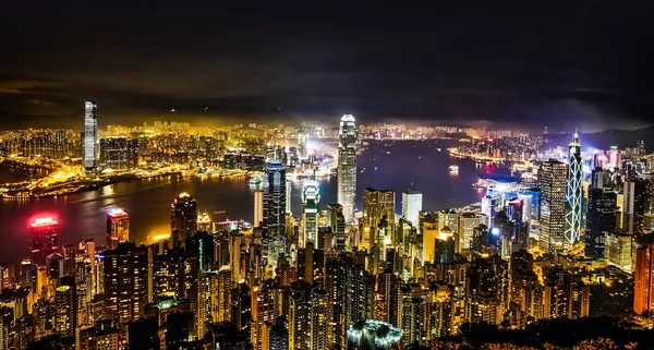 Концепція бізнес нерухомості та корпоративного будівництво - панорамний сучасного міста skyline птах очей пташиного польоту з нічне небо у Гонконгу (Hk), Китай — стокове фото