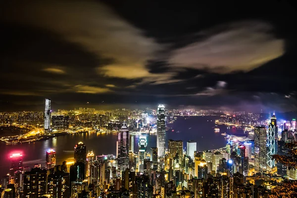 Geschäftskonzept für Immobilien und Unternehmensbau - Panorama moderne Stadtsilhouette aus der Vogelperspektive mit Nachthimmel in Hongkong (hk), China — Stockfoto