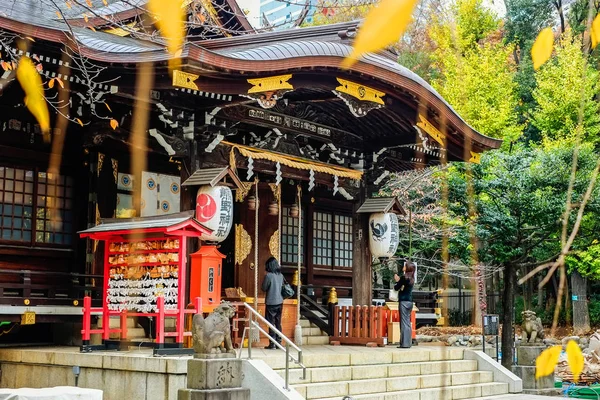 As pessoas rezam por bênção no famoso santuário da herança em Tóquio, Japão (tradução de palavra em lanterna: Santuário de Kumano ) — Fotografia de Stock
