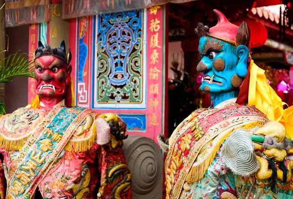 Taiwán - 30 de abril de 2016: Estatua de Dios en el templo chino oriental tradicional de Taiwán (Traducción al chino en la correa de dios: templo mazu, en pareado: Dios bendiga a la gente ) —  Fotos de Stock