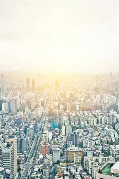 Emlak ve kurumsal inşaat iş kavramı: panoramik modern şehri kuş bakışı dramatik gündoğumu ve Taipei, Tayvan bina 101 sabah Mavi gökyüzünden