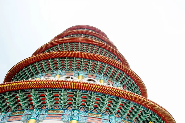 Olhando para cima vista do templo oriental tradicional com bela decoração em Taipei, Taiwan — Fotografia de Stock