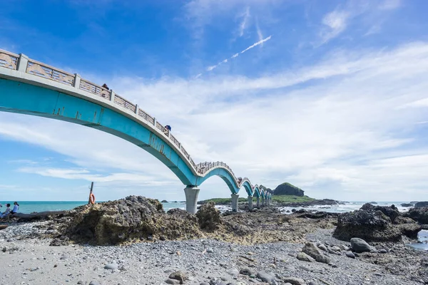 Panoramic view of Sansiantai bridge with beautiful sea level and reef rocks under fantasy blue cloudy and sunshine sky in Sansiantai Taitung. the famous attractions in Taiwan. — Stock Photo, Image