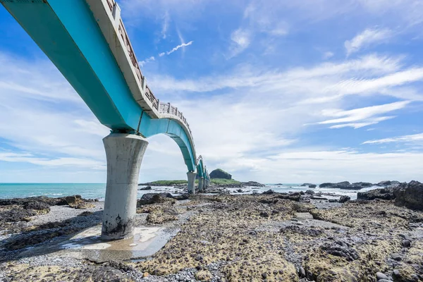 Πανοραμική θέα της γέφυρας Sansiantai με όμορφη θάλασσα και ύφαλος βράχια κάτω από φαντασία μπλε ουρανό νεφώσεις και ηλιοφάνεια σε Sansiantai Taitung. τα διάσημα αξιοθέατα στην Ταϊβάν. — Φωτογραφία Αρχείου