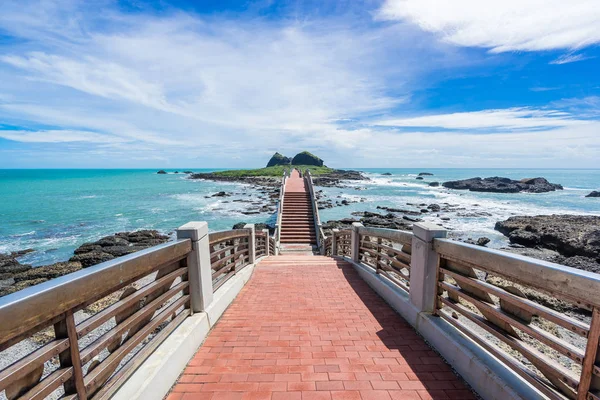 Panoramik Sansiantai Köprüsü ile güzel deniz seviyesi ve resif kayaları Sansiantai Taitung fantezi mavi bulutlu ve güneşli gökyüzü altında. Tayvan ünlü konumlar.