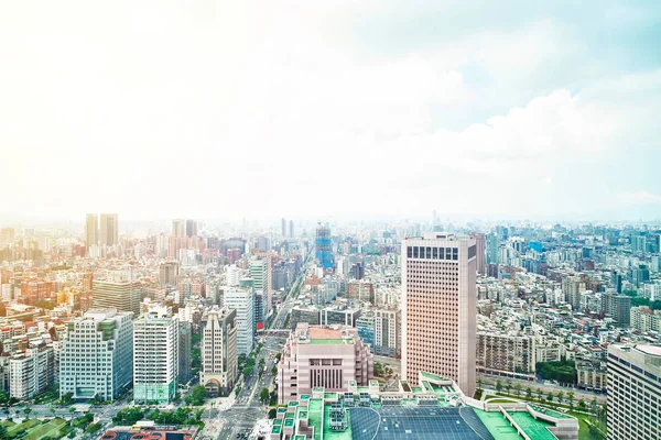 Emlak ve kurumsal inşaat iş kavramı: panoramik modern şehri kuş bakışı dramatik gündoğumu ve Taipei, Tayvan bina 101 sabah Mavi gökyüzünden