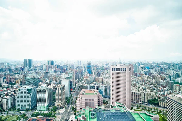 Emlak ve kurumsal inşaat iş kavramı: panoramik modern şehri kuş bakışı ile Taipei, Tayvan bina 101 sabah bulutlu gri gökyüzünden