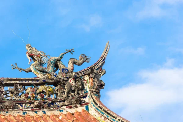 Asia kultúra fogalma - tető szép dekoráció landmark híres örökség, a hagyományos régi keleti kínai templom, a lungshan itt: Taipei, Tajvan — Stock Fotó