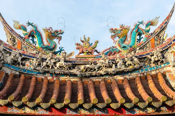 Asia kultúra fogalma - tető szép dekoráció landmark híres örökség, a hagyományos régi keleti kínai templom, a lungshan itt: Taipei, Tajvan — Stock Fotó