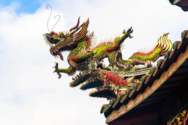 Концепція культури Азії - покрівлі з красива прикраса знаменитий спадщини Орієнтир, традиційні старий Східні китайський храм, lungshan в Тайбеї, Тайвань — стокове фото