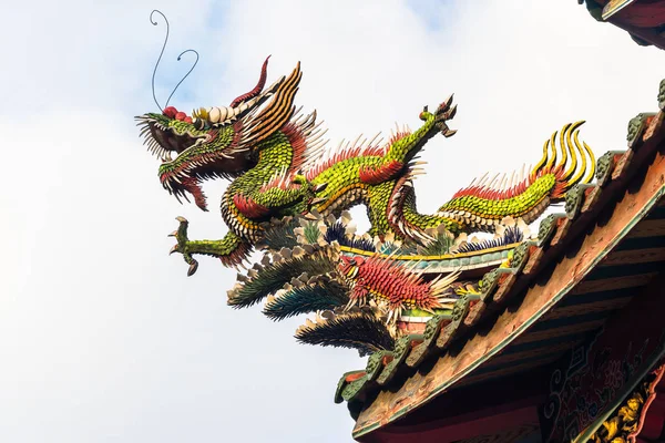 Концепція культури Азії - покрівлі з красива прикраса знаменитий спадщини Орієнтир, традиційні старий Східні китайський храм, lungshan в Тайбеї, Тайвань — стокове фото