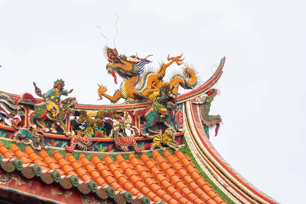 Asia kultúra fogalma - tető szép dekoráció landmark híres örökség, a hagyományos régi keleti kínai templom, a lungshan itt: Taipei, Tajvan — Stock Fotó
