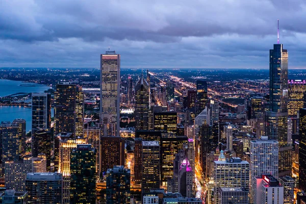 Cidade skyline visão aérea noite em Chicago, América — Fotografia de Stock