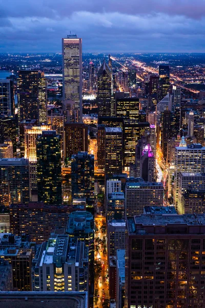 Cidade skyline visão aérea noite em Chicago, América — Fotografia de Stock