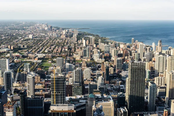 Città skyline vista aerea serale a Chicago, America Fotografia Stock