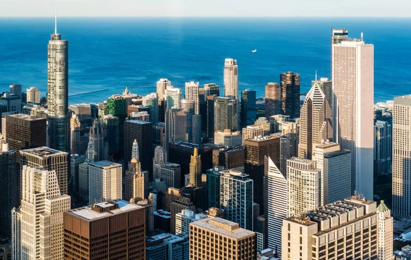 Città skyline vista aerea serale a Chicago, America Immagine Stock
