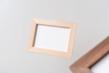 Tasarım konsepti - iki kahverengi ahşap çerçeve havada yüzer bulanık efekt ile beyaz arka planda mozaik için izole, bu gerçek fotoğraf, 3D görüntüleme değil