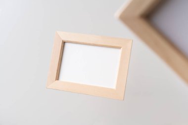 Tasarım konsepti - iki kahverengi ahşap çerçeve havada yüzer bulanık efekt ile beyaz arka planda mozaik için izole, bu gerçek fotoğraf, 3D görüntüleme değil