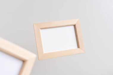 Tasarım konsepti - iki kahverengi ahşap çerçeve havada yüzer bulanık efekt ile beyaz arka planda mozaik için izole, bu gerçek fotoğraf, 3D görüntüleme değil