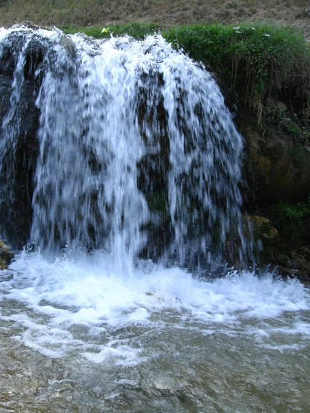 Половина водопада в горах — стоковое фото