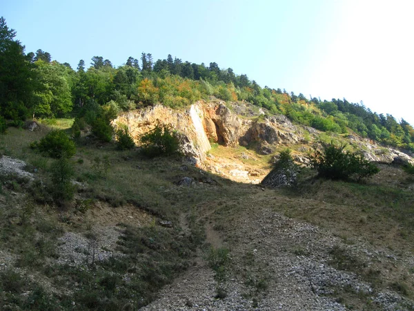 Carrière rocheuse dans les montagnes de Piatra Craiului — Photo