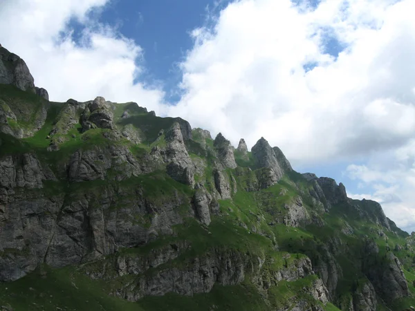 Wunderschöne Klippen auf dem Gipfel des Berges — Stockfoto